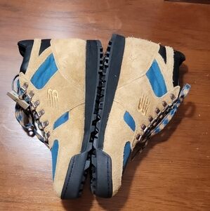 New Balance Rainier Brown Cordura Water Resistant Vibram Sole Uraineca. Size 9.5